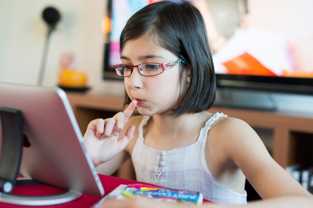 Petite fille et tablette